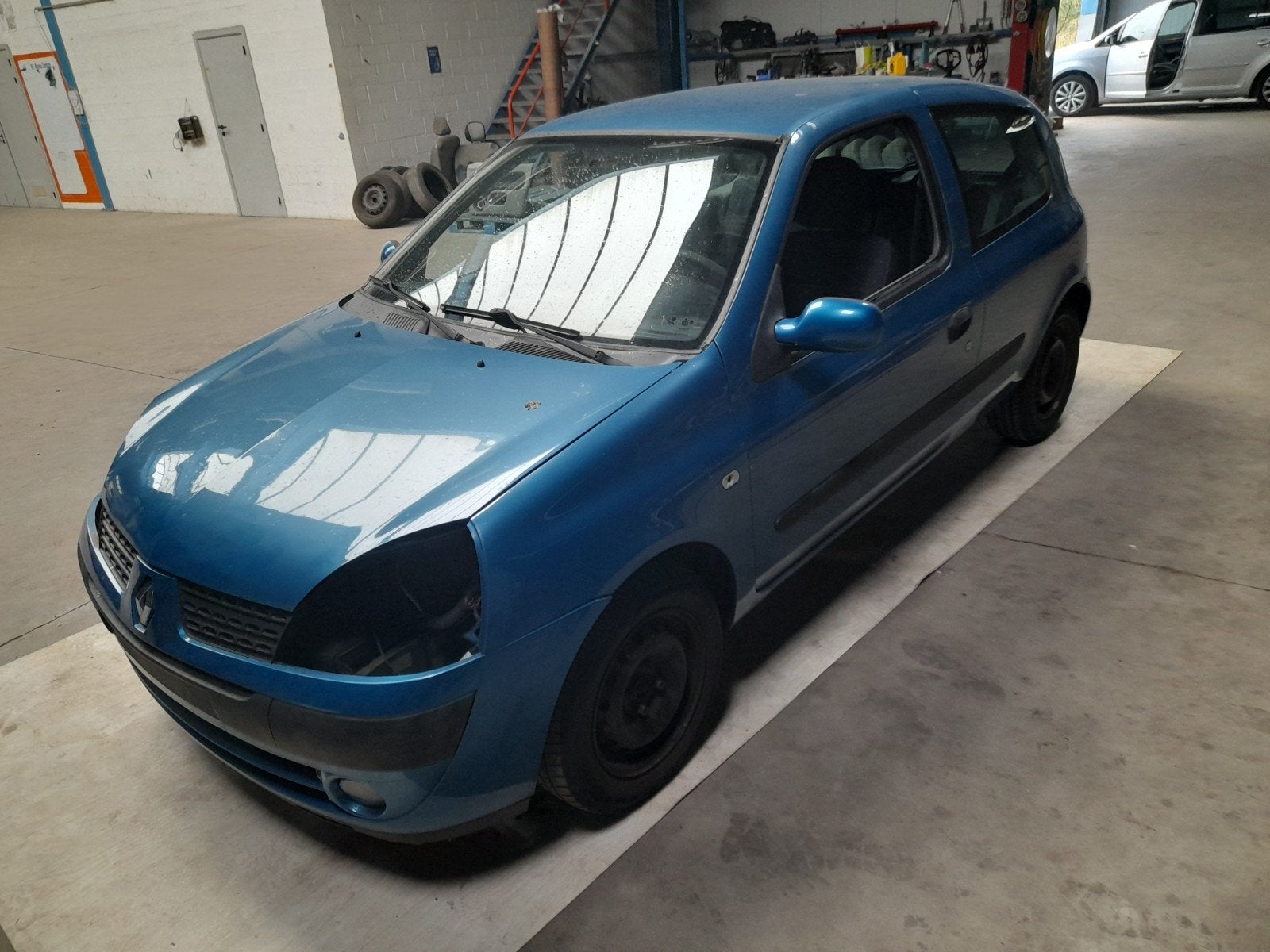 Pièces RENAULT CLIO 2 phase 2 1200 essence // 5060 AUVELAIS, Autos : Pièces & Accessoires, Pare-chocs, Renault, Avant, Enlèvement