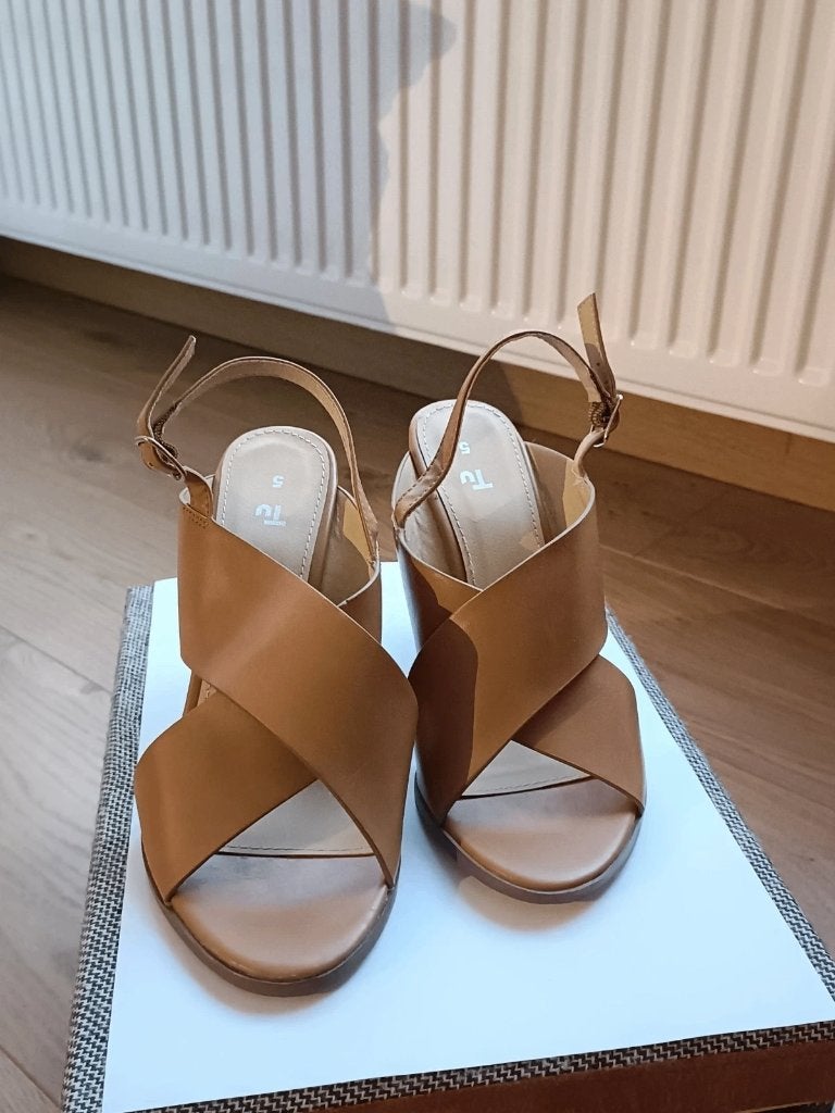 Sandales à talon en cuir brun clair – 36 – neuves, Vêtements | Femmes, Chaussures, Enlèvement ou Envoi, Comme neuf, Brun, Sandales et Mûles