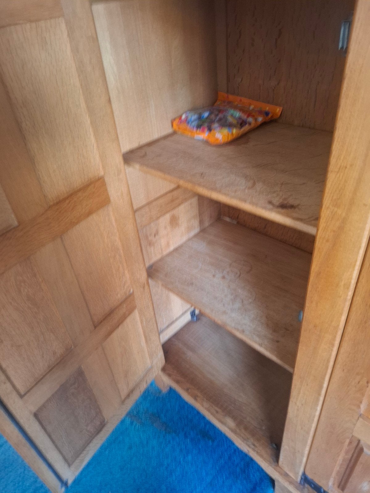 eetkamer compleet met 2 kasten en tafel met 6 rieten stoelen, Antiek en Kunst, Ophalen