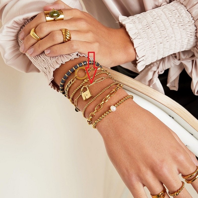 Geelgoud verguld stalen armband met hanger slotje, Handtassen en Accessoires, Ophalen of Verzenden, Nieuw, Goud, Staal