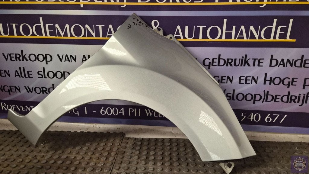 Ford Fiesta 6 (JA8) Aile avant droite grise 7, Info@ford.com, Ford Motor Company, American Road 1
48126  Dearborn, Ford