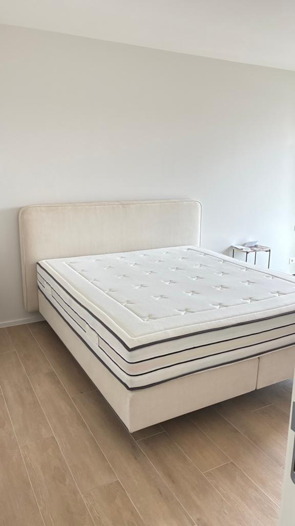 Lit beige, Comme neuf, Enlèvement, Sommier, 180 cm