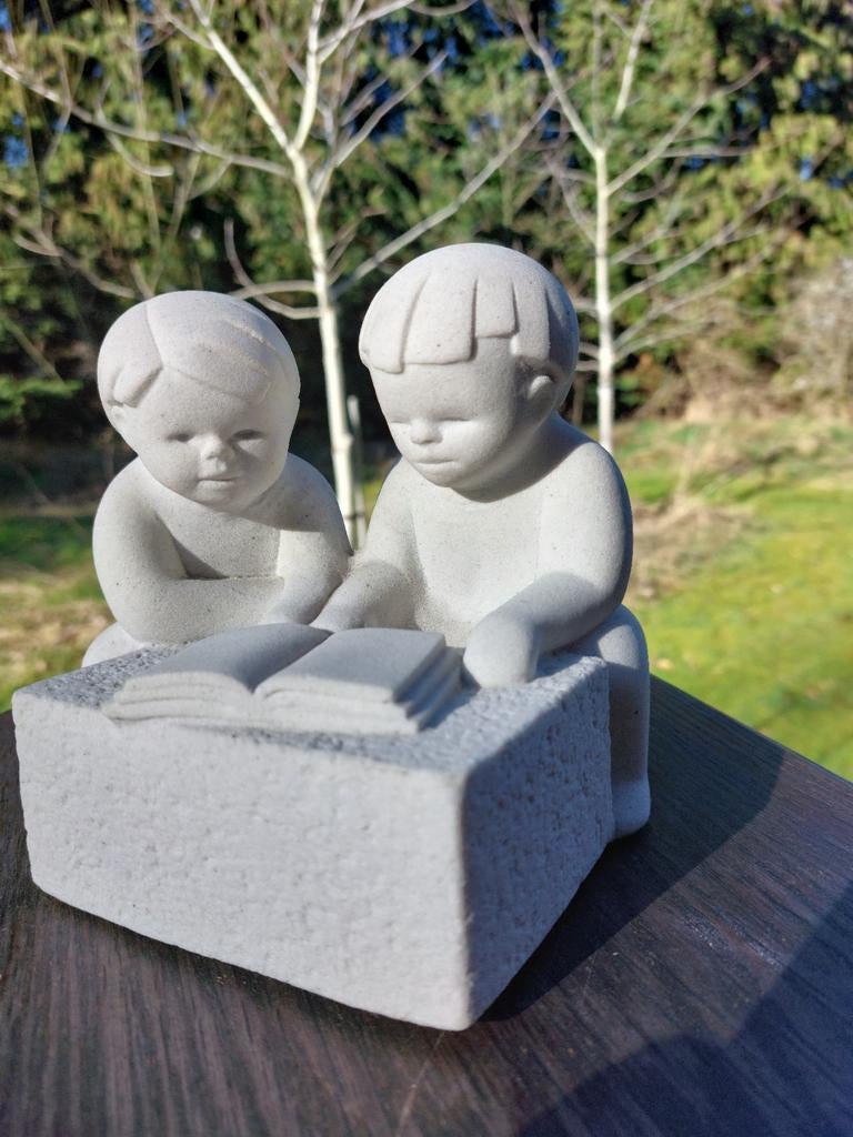 Marbell/wit zandsteen sculptuur/jongen en meisje, Antiek en Kunst, Ophalen of Verzenden