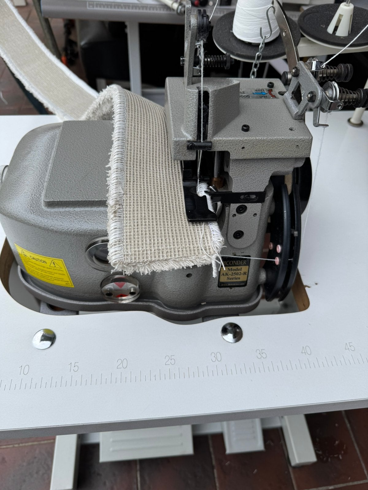 Tapijt / carpet 2 draad Lockmachine 220v, Ophalen, Zo goed als nieuw, Lockmachine