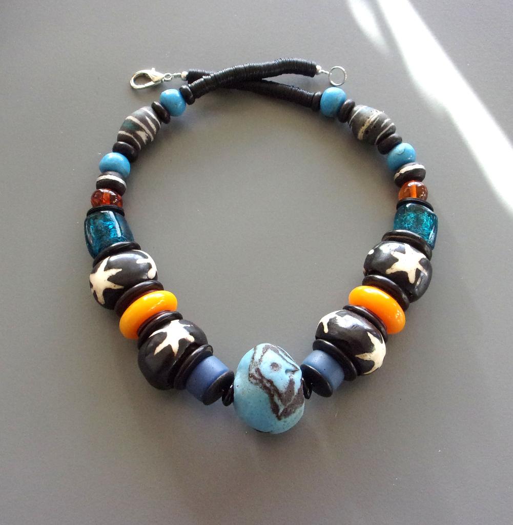 Afrikaanse ketting in blauw en honing, ruilkralen, batik bot, Ophalen of Verzenden, Nieuw, Blauw, Steen of Mineraal