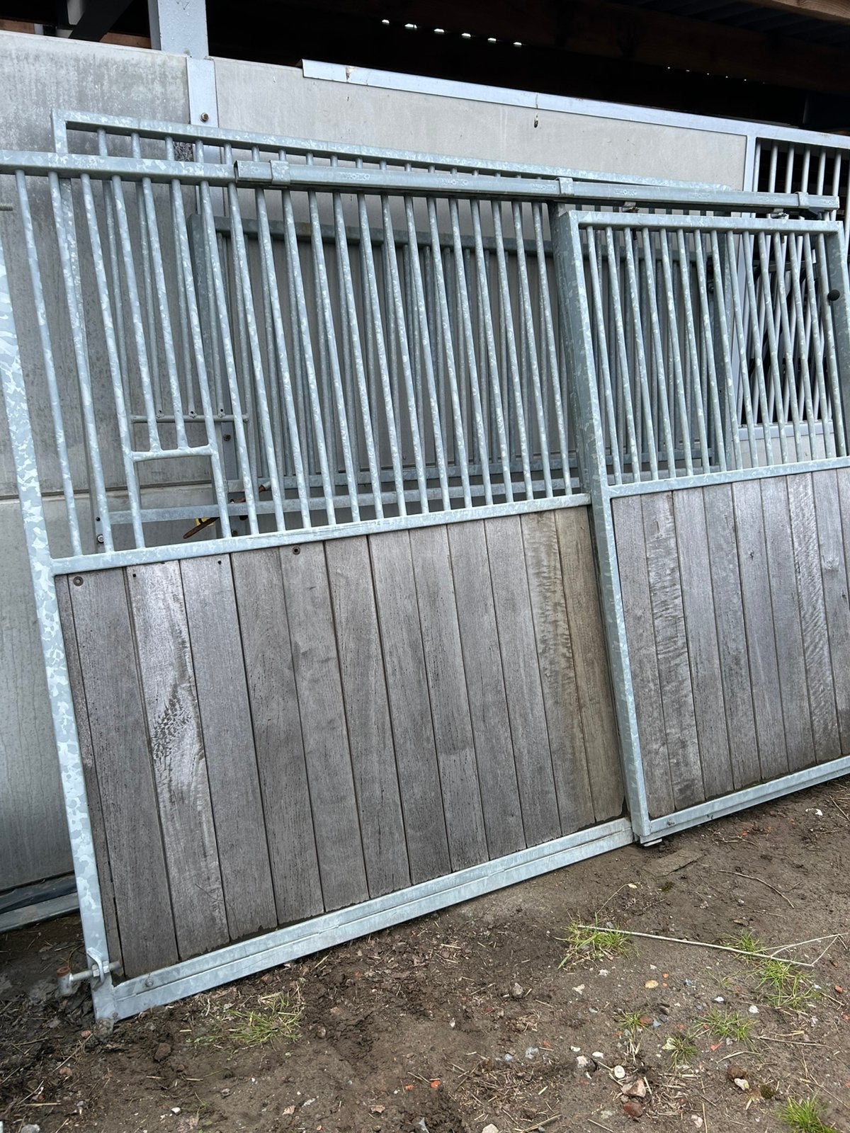Staldieren, Stalling, 4 paarden of pony's of meer