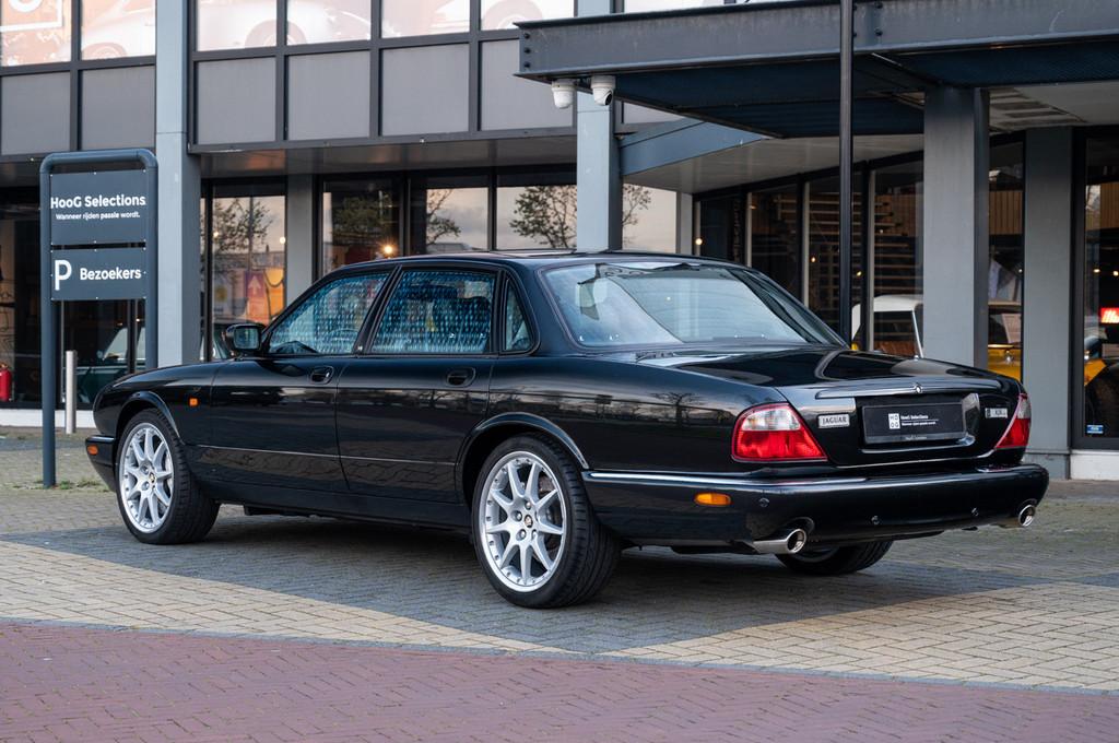 Jaguar XJR 100 4.0 Supercharged (bj 2003, automaat), Auto's, Jaguar, Automaat, 4 deurs, Gebruikt, Zwart