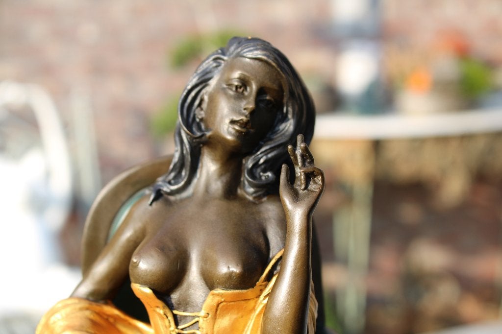 naakte vrouw met borsten op bronzen stoel, gesigneerd MILO, Ophalen of Verzenden, Brons