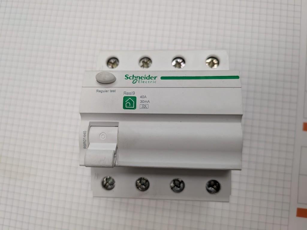 Schneider Differentieel 4P 40A 30mA, Doe-het-zelf en Bouw, Elektriciteit en Kabels, Zo goed als nieuw, Overige typen, Ophalen of Verzenden