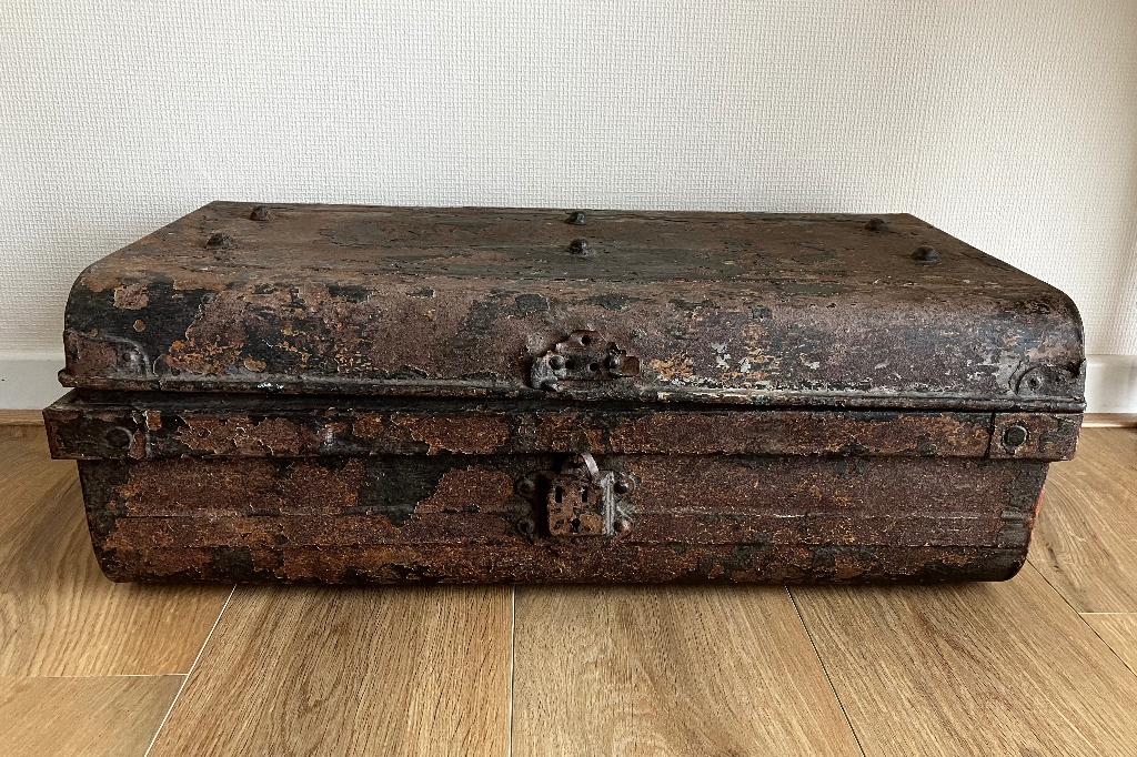 Brits-Indische ijzeren reiskoffer reiskist, Antiek en Kunst, Ophalen