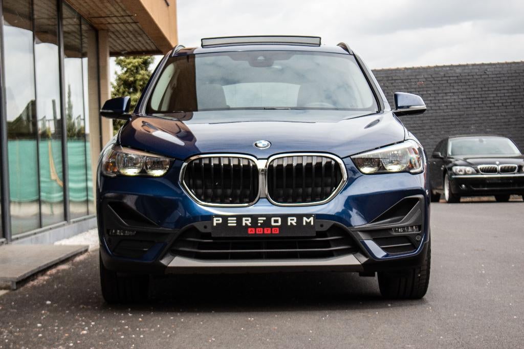 BMW X1 18i (1.5i) *PANO DAK*TREKHAAK* + 1J GARANTIE, Zwart, Bedrijf, 5 deurs, 3 cilinders