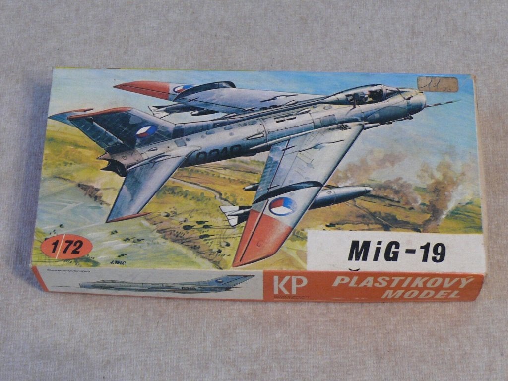 MIG 19 KP avec plein de decal's - neuf, Verzenden, Nieuw, 1:72 tot 1:144, Vliegtuig