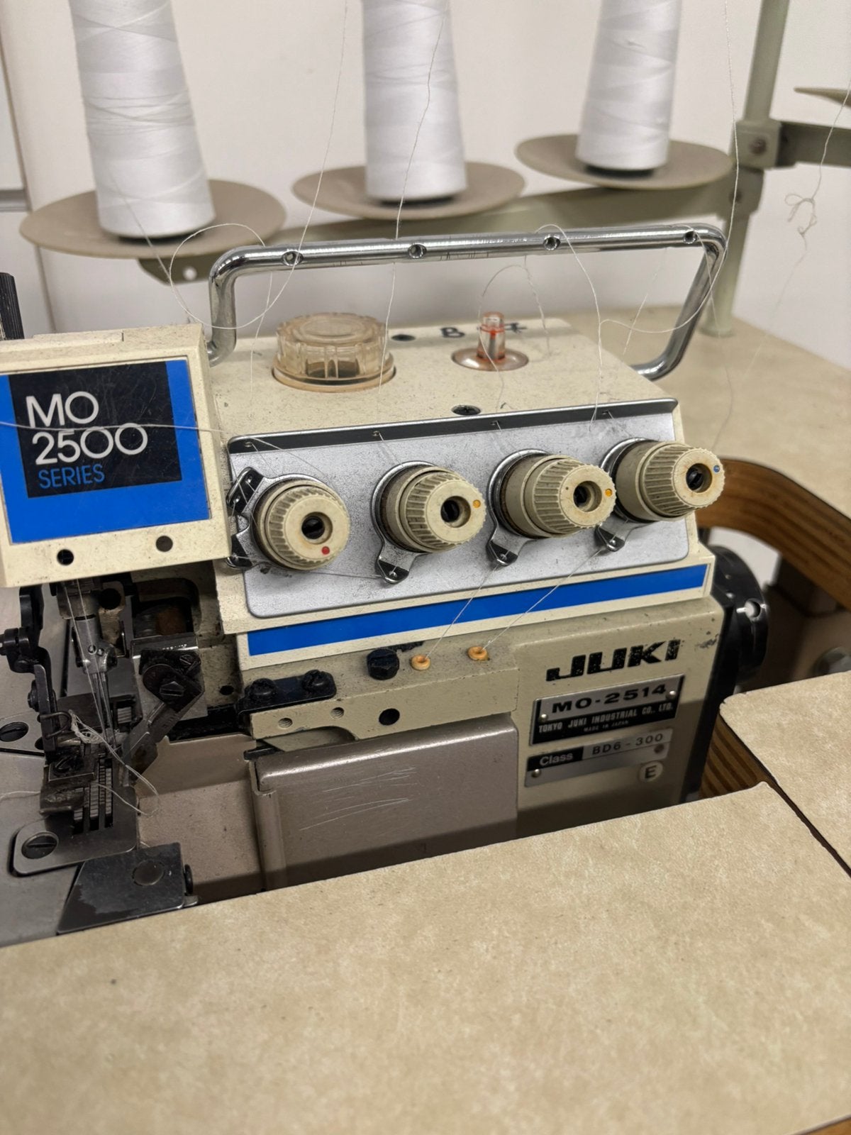 Juki MO2500 naaimachine, Hobby & Loisirs créatifs, Autres marques, Machine à coudre, Industrie, Comme neuf