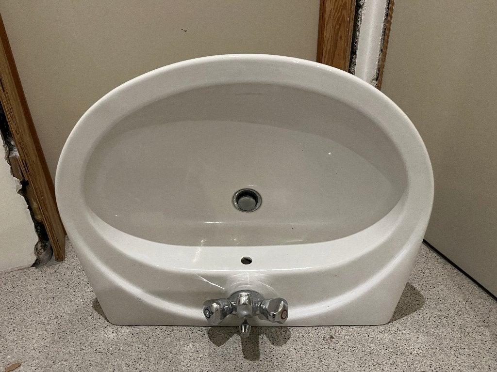 Wastafel keramiek wit muurmontage, Doe-het-zelf en Bouw, Ophalen, Gebruikt, Wastafel