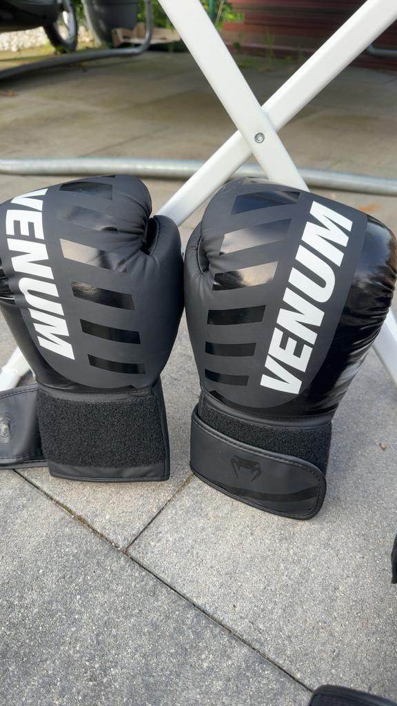Venum bokshandschoenen + scheenbeschermers, Ophalen of Verzenden, Zo goed als nieuw, Bokshandschoenen