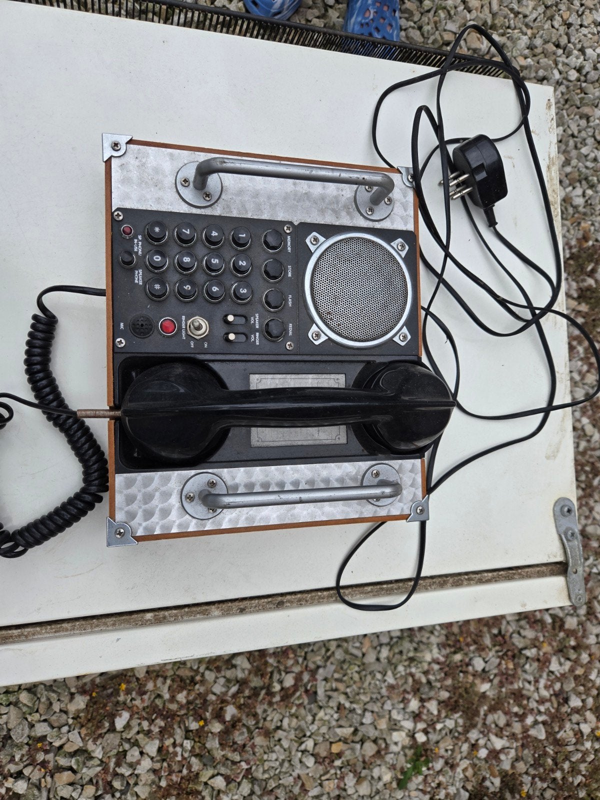 Vieux téléphone faire offre, Enlèvement