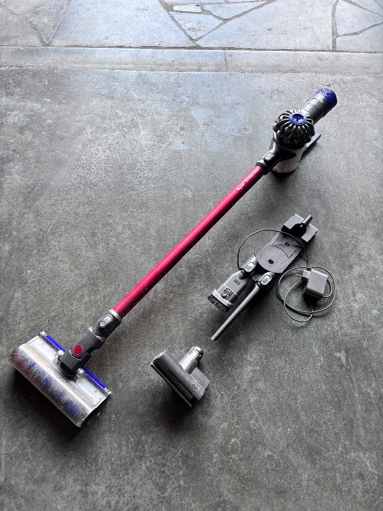 Aspirateur Dyson V6 avec chargeur et accessoires, Puissance d'aspiration réglable, Réservoir, Enlèvement, Autres types