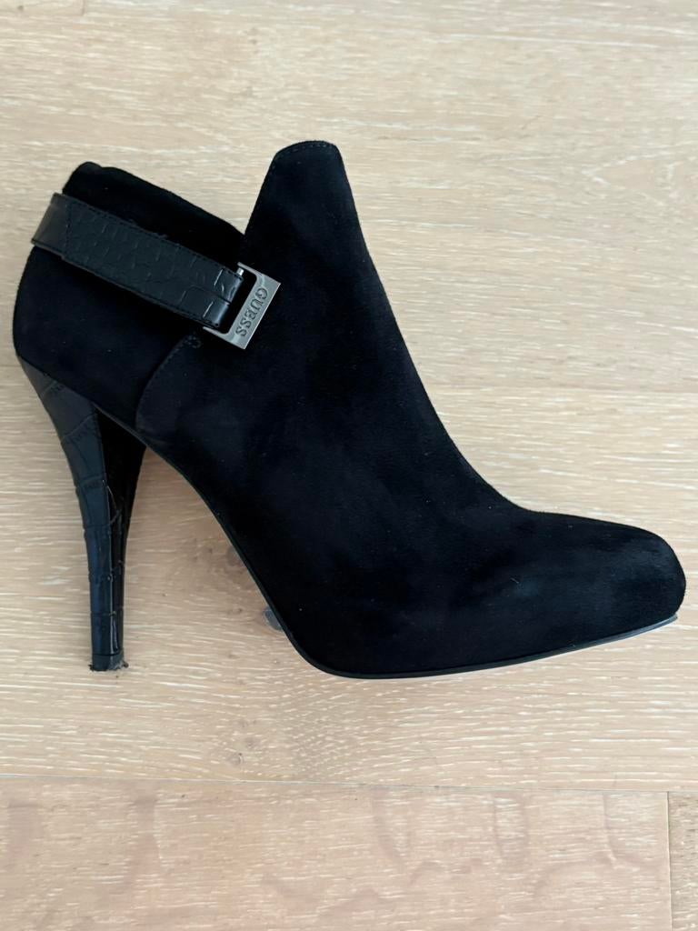 Talons Guess daim noir, Enlèvement, Porté, Noir