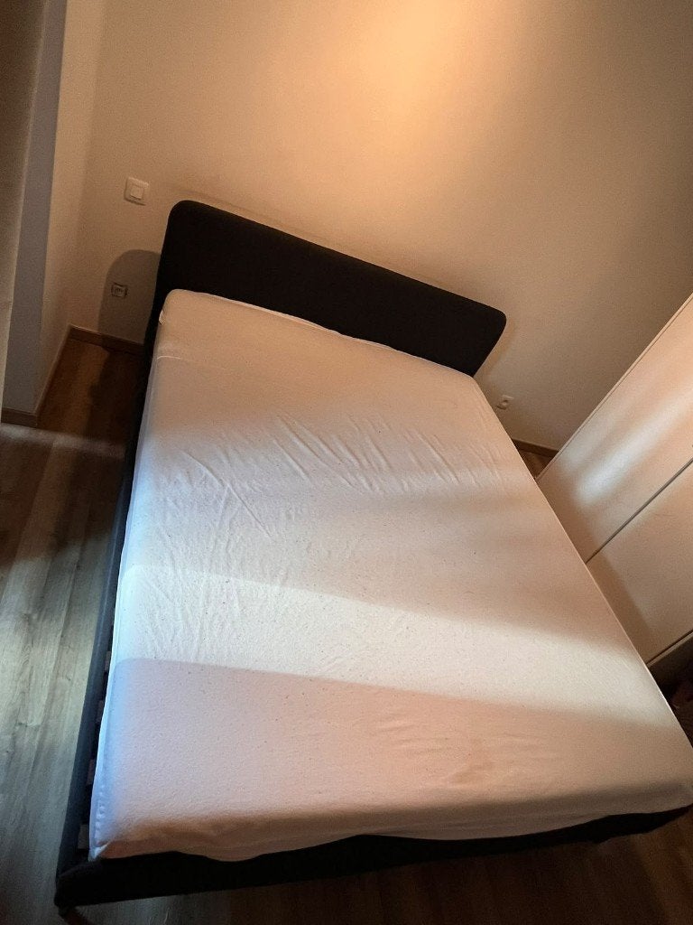 (Cadre de lit + matelas) très bon état, Maison & Meubles, Gris, Enlèvement ou Envoi, Comme neuf, 200 cm