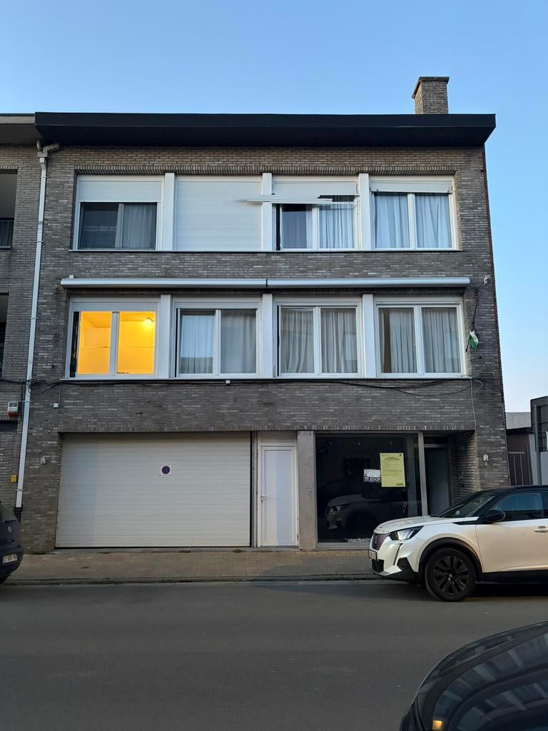 TE KOOP – Ruim pand met magazijn/garage en woonst (720.000 €, 50 m² of meer, Provincie Oost-Vlaanderen