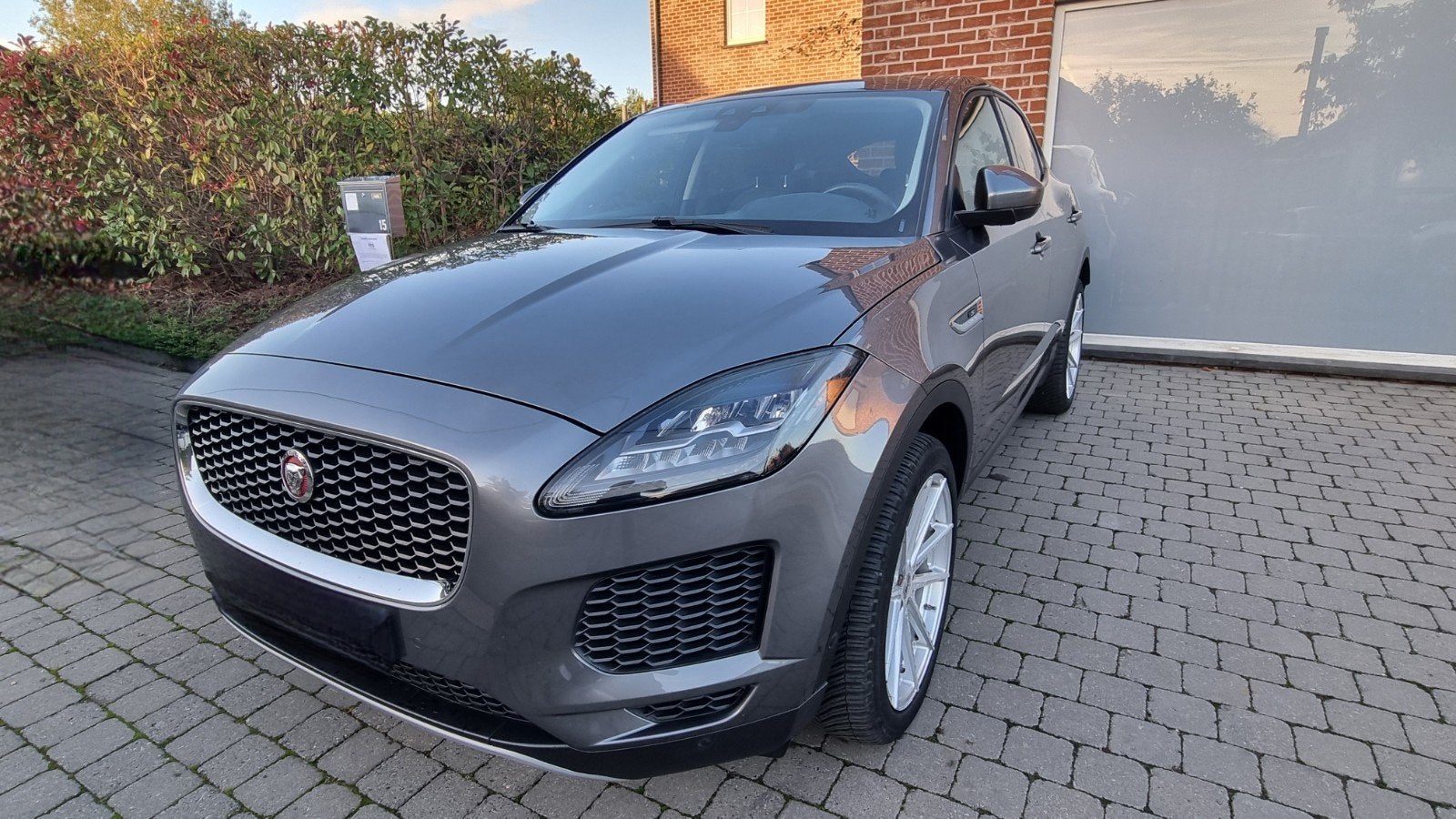 JAGUAR E-PACE 2.0 T AWD S *Service History Jaguar*

Tous les, Autos, Cuir, Argent ou Gris, Euro 6, Entretenue par le concessionnaire