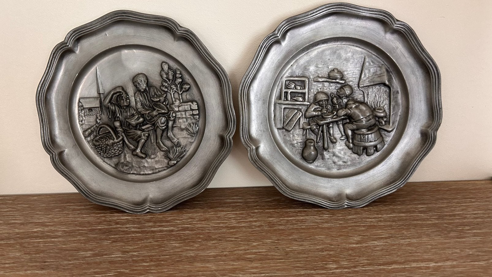 Set van 2 tinnen wandborden – Riantin Italië, Antiquités & Art, Antiquités | Étain, Enlèvement ou Envoi