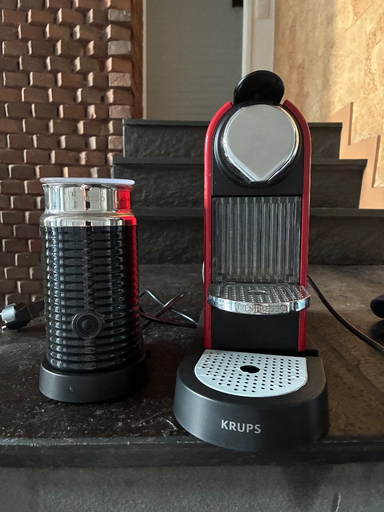 Nespresso machine à café et mousseur de lait, Electroménager, Enlèvement, Utilisé, Dosettes et capsules de café, Réservoir d'eau amovible