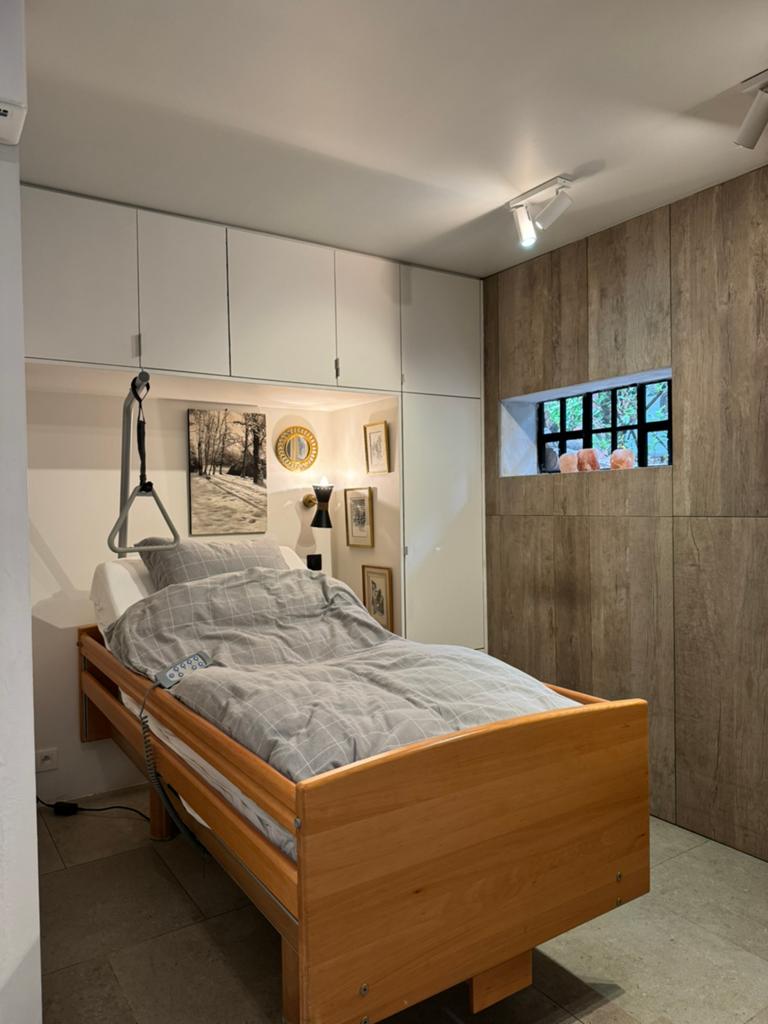Elektrisch zorgbed, Huis en Inrichting, Slaapkamer | Bedden, Ophalen, 90 cm, Eenpersoons, Bruin