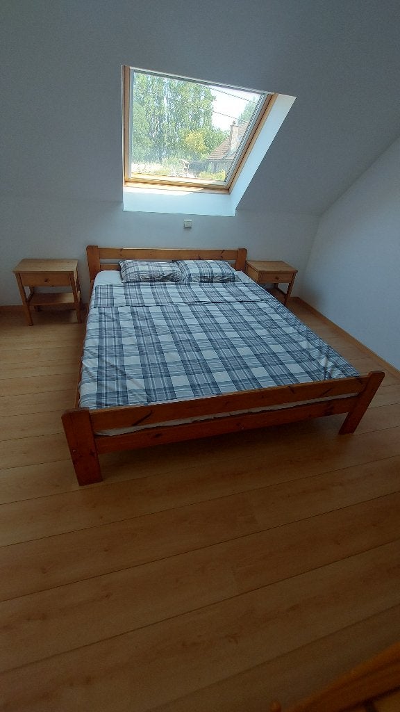 1 lit double 1 matelas récent 2 tables de nuit 1 garde-robe, Enlèvement, Utilisé, 200 cm, Bois