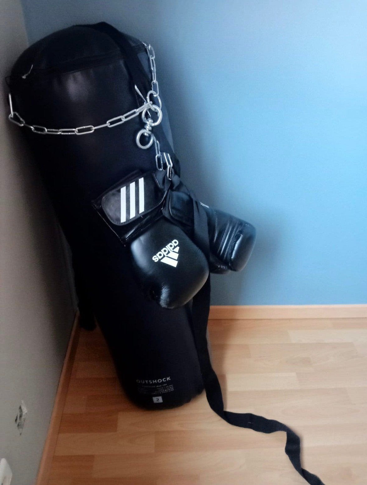 Kit de boxe complet : Sac de frappe Outshock + Gants Adidas, Enlèvement, Comme neuf, Sac de boxe