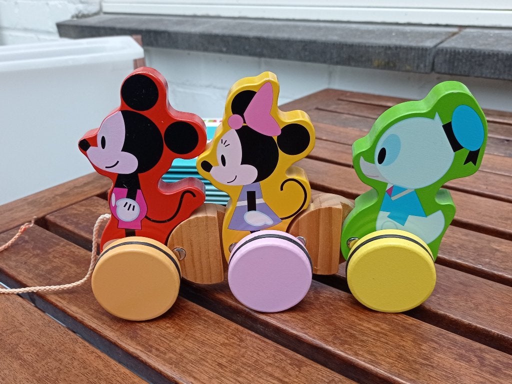 Lot de 2 jouets à tirer en bois : petit train et Mickey, Enfants & Bébés, Enlèvement, Utilisé, Jouet à Pousser ou Tirer