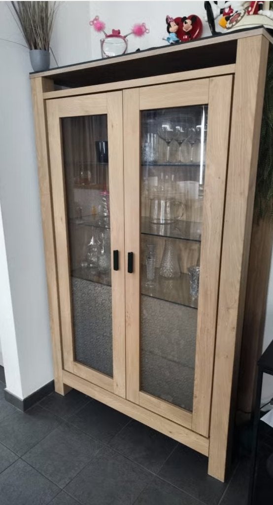 Massieve Houten glazen vitrinekast met verlichting, Huis en Inrichting, Kasten | Vitrinekasten, Ophalen, Zo goed als nieuw, Met deur(en)