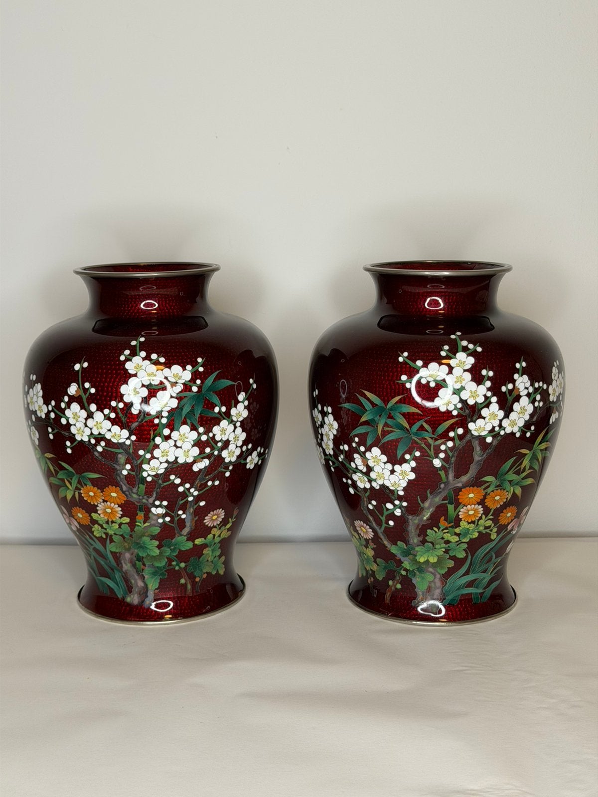 Paar Japanse ginbari cloisonné vazen rood – 25 cm, Antiquités & Art, Enlèvement ou Envoi