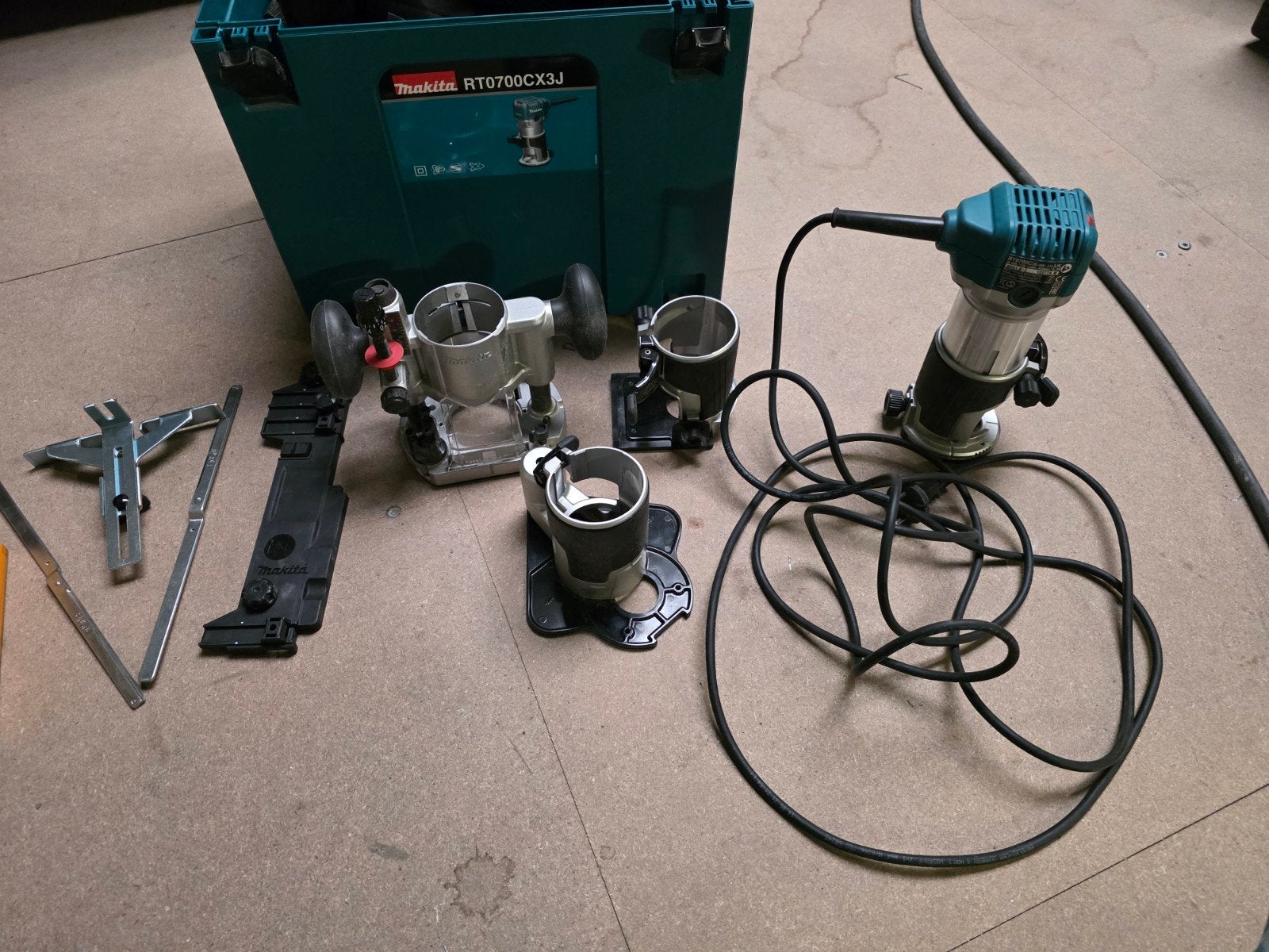 Kantenfrees MAKITA RT0700CX3J volledige set, Doe-het-zelf en Bouw, Ophalen, Kantenfrees, MAKITA, Zo goed als nieuw