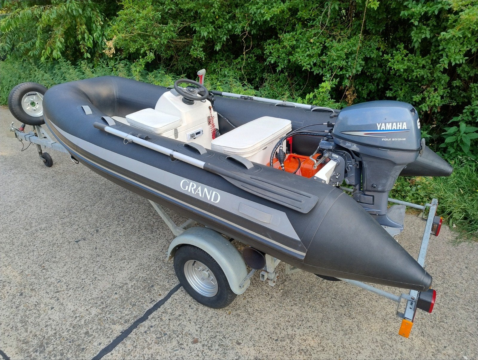 Grand S 330 + Yamaha 6pk 4-takt + Harbeck baantrailer, Watersport en Boten, Rubberboten, 6 pk, Zo goed als nieuw, Grand, Inclusief trailer