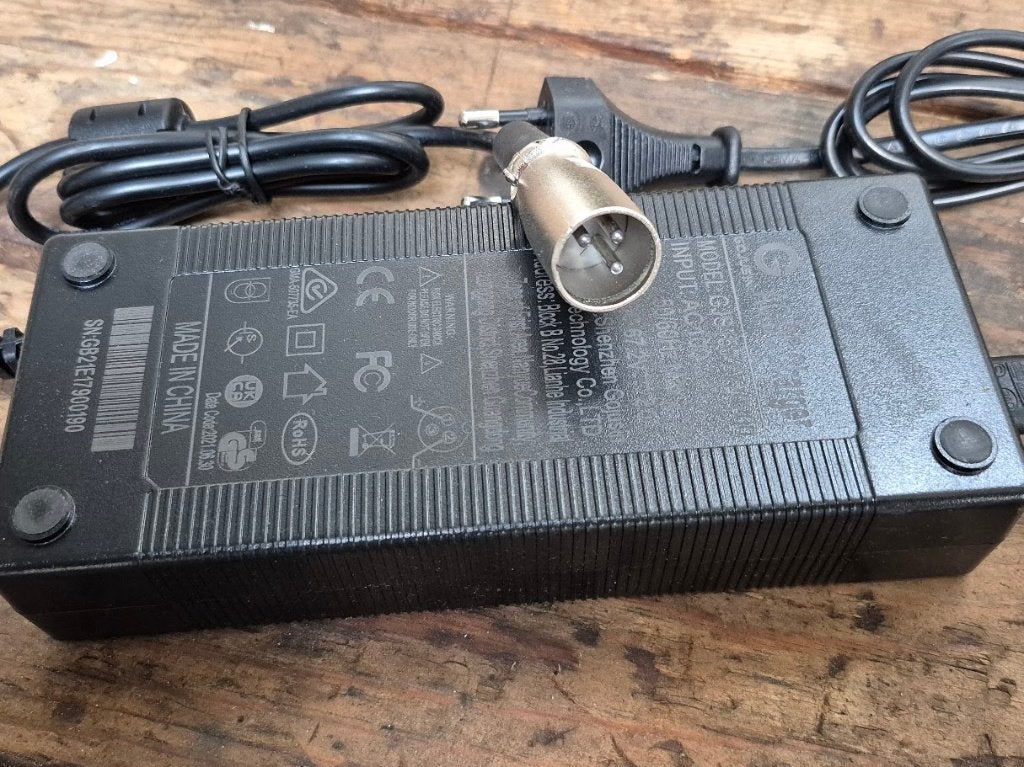 E-step/e-scooter lader 60V (3-pin XLR), Fietsen en Brommers, Fietsonderdelen, Nieuw, Overige typen, Elektrische fiets, Fatbike