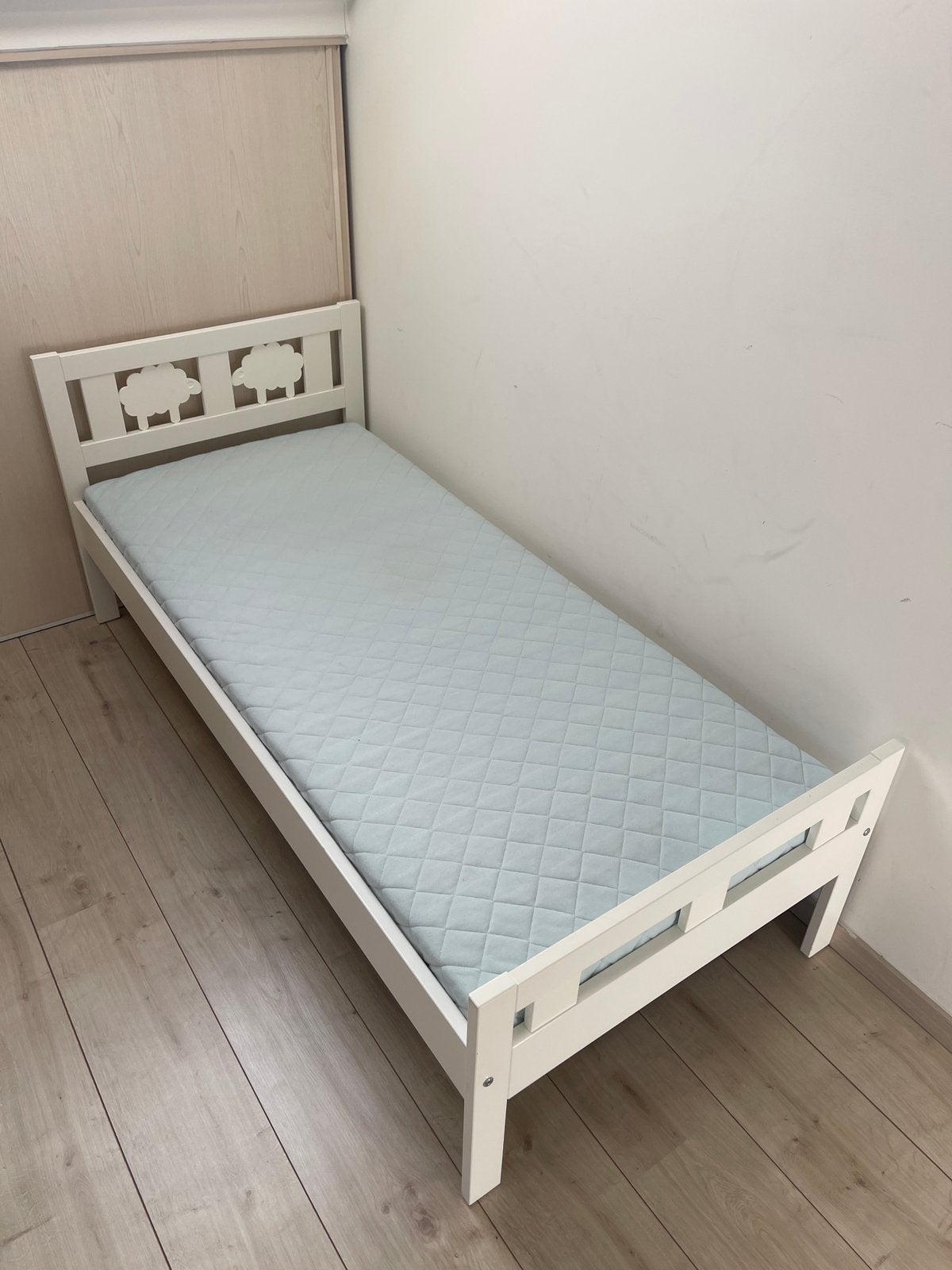 Lit IKEA enfant + couette, draps et barrière anti-chute, Maison & Meubles, Une personne, Enlèvement, Utilisé, 190 cm ou moins