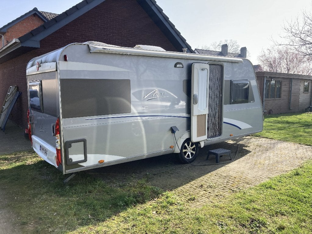 Ruime Caravan Burstner Averso 465 met veel extra's, Omvormbare zithoek, Rondzit, Hordeur, Particulier