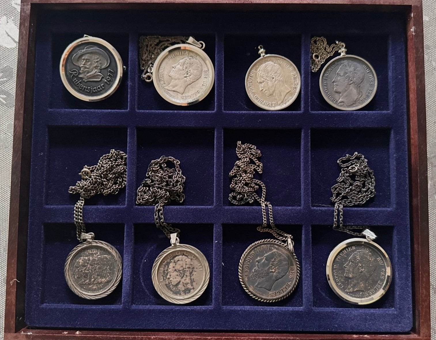 Zilvermunten in hanger + Kettig, Ophalen