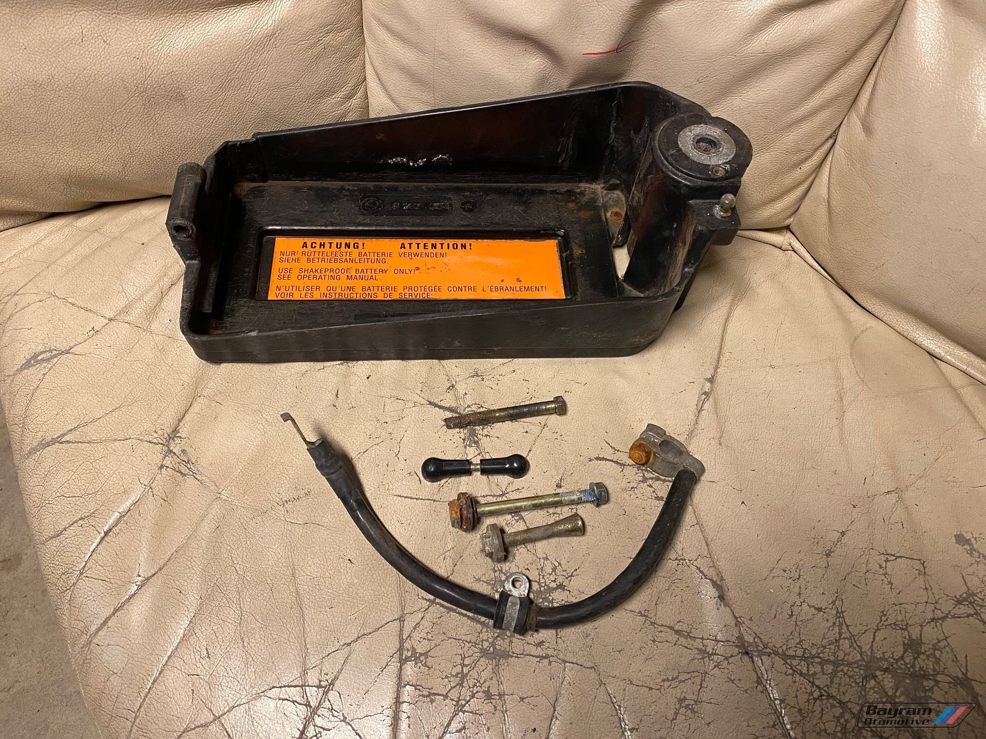 Bmw E36 accubak achter coupe cabrio 6cyl 3-serie accu houder, Gebruikt, -, -, Ophalen of Verzenden