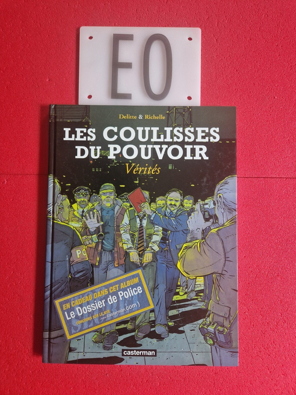 Bd les coulisses du pouvoir 4,EO, avec dossier de police, Livres, BD, Enlèvement ou Envoi