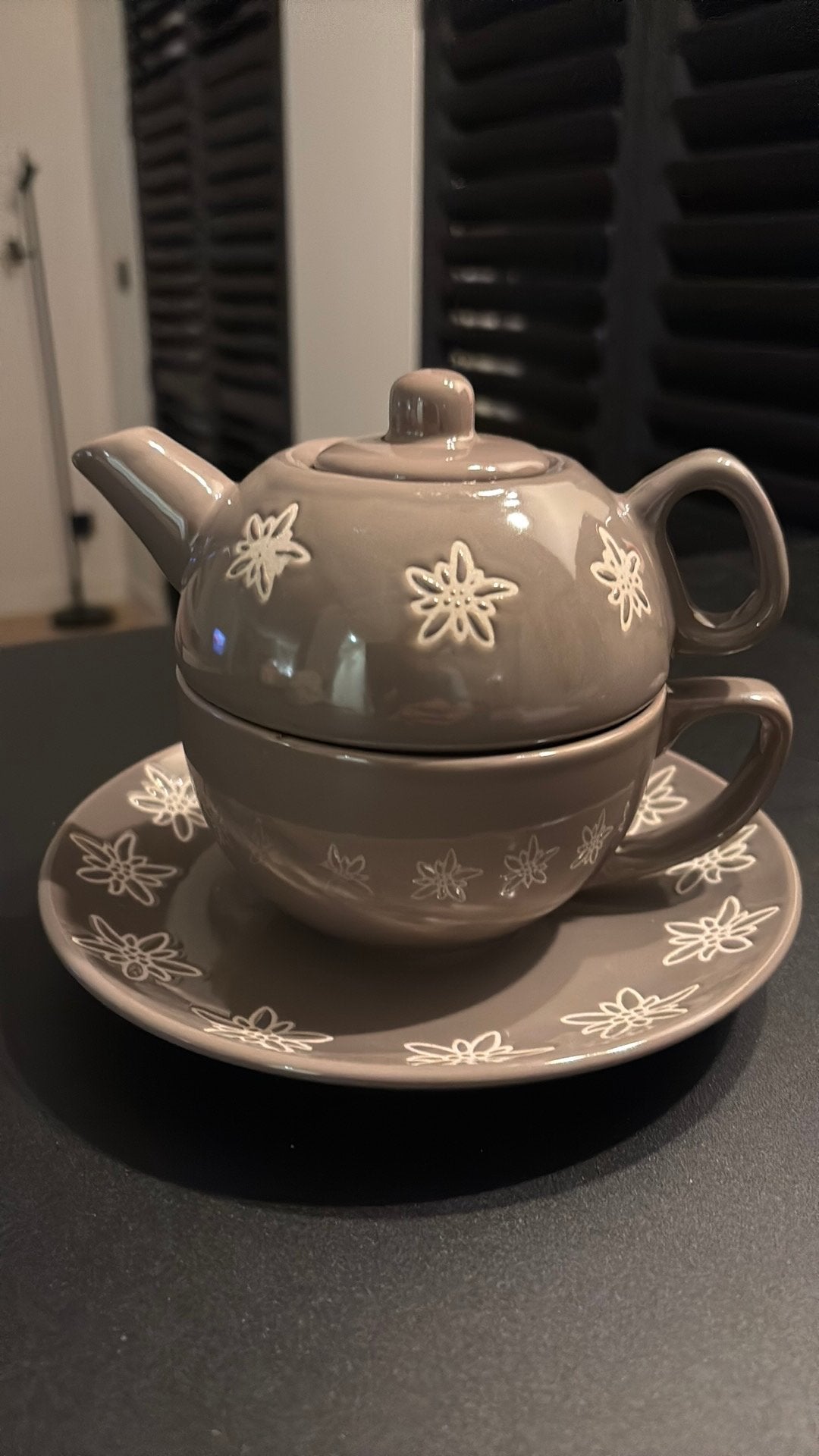 Mokka kleurig porseleinen theepotje met tas en bord eronder, Ophalen, Landelijk/Boerenbont, Zo goed als nieuw, Theepot