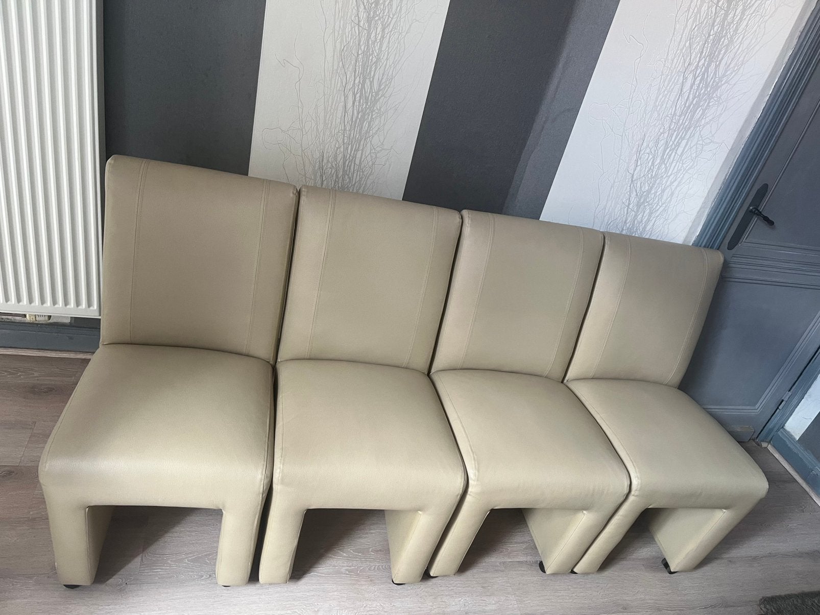 Beige kunstleren stoel of fauteuil, Ophalen, Zo goed als nieuw, Beige
