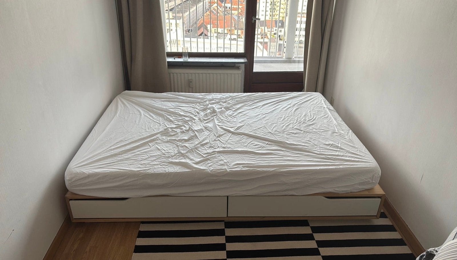 Bed 140 op 180 met 4 lades en matras, Huis en Inrichting, Slaapkamer | Boxsprings, Ophalen, Wit, Nieuw, Twijfelaar