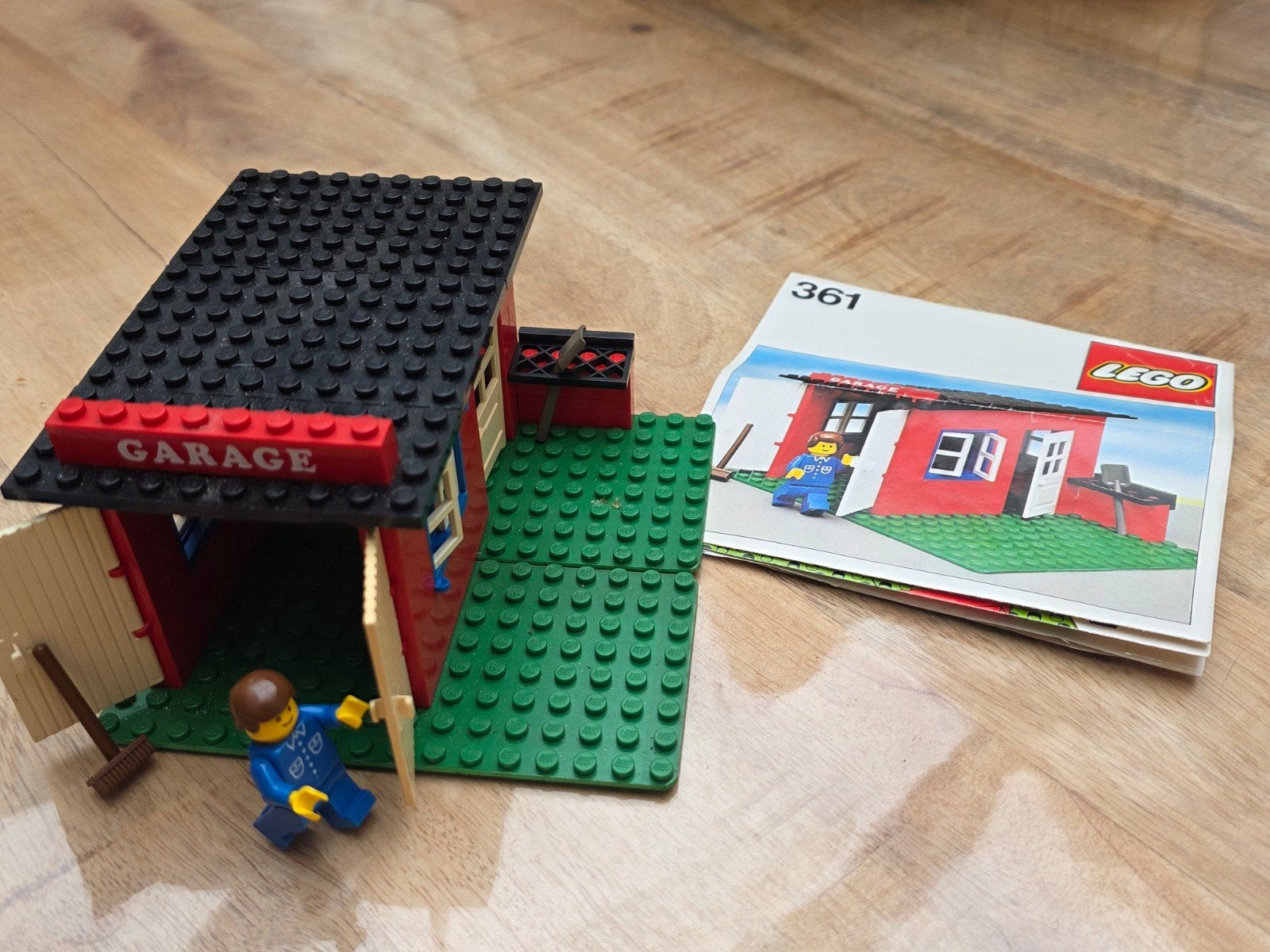Vintage lego garage set 361 met minifiguur en instructies, City, Lego, Ophalen of Verzenden, Zo goed als nieuw