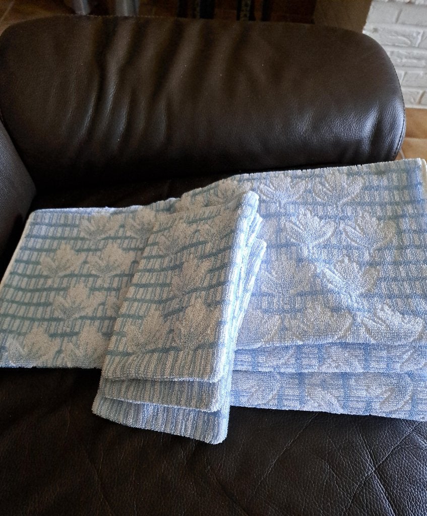 VINTAGE Nieuwe handdoeken met washandjes, Huis en Inrichting, Badkamer | Badtextiel en Accessoires, Ophalen of Verzenden, Nieuw