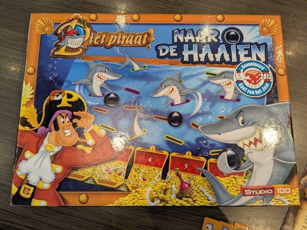 Speelgoed - spel - piet piraat - naar de haaien - studio 100, Ophalen of Verzenden, Gebruikt