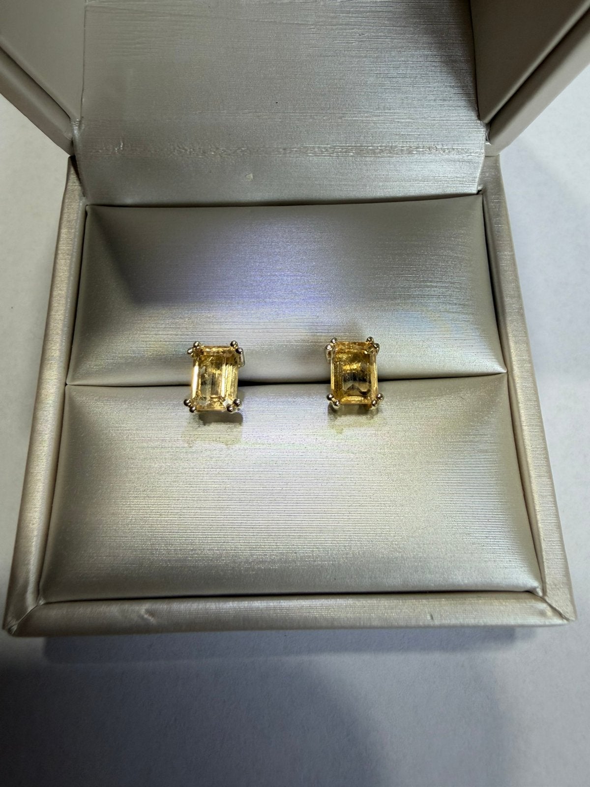 Elegante 14K Gouden Oorbellen – Emerald Cut Citrien, Ophalen of Verzenden, Zo goed als nieuw