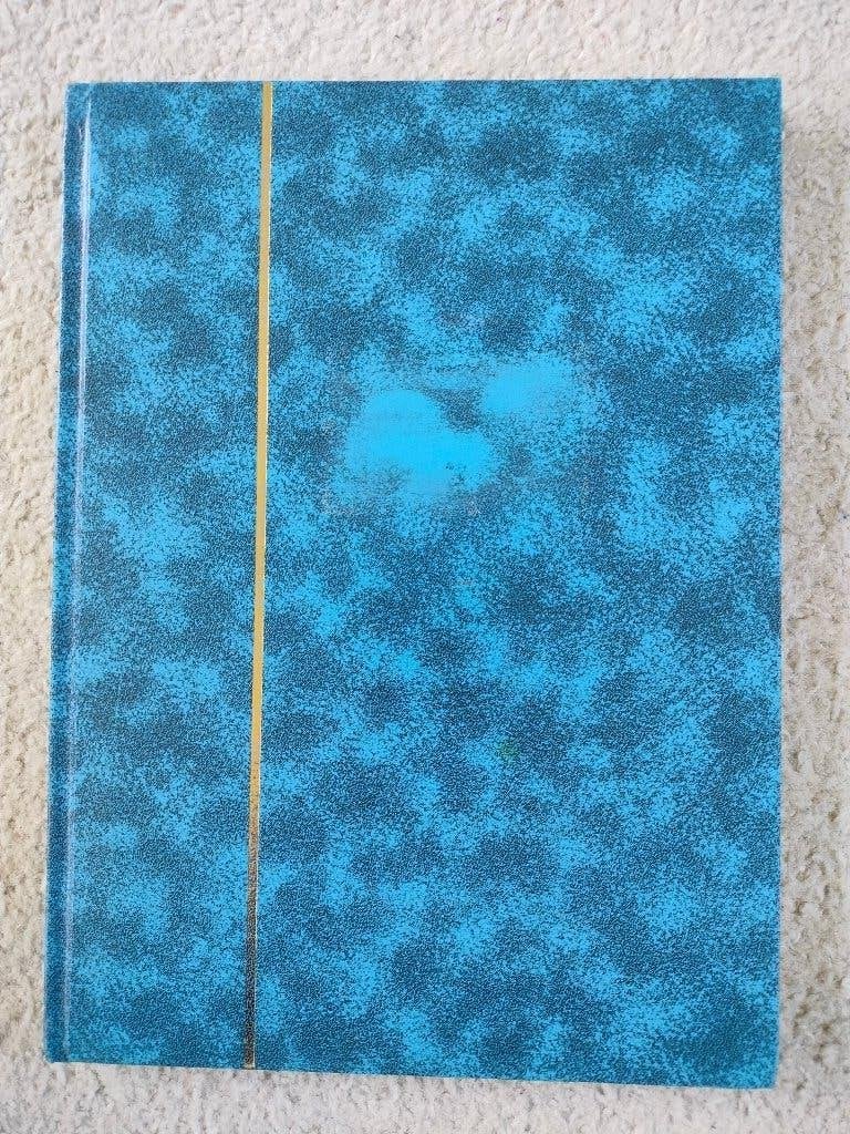 blauw gemarmerd postzegelalbum met 16 witte blz., Postzegels en Munten, Verzenden, Verzamelalbum