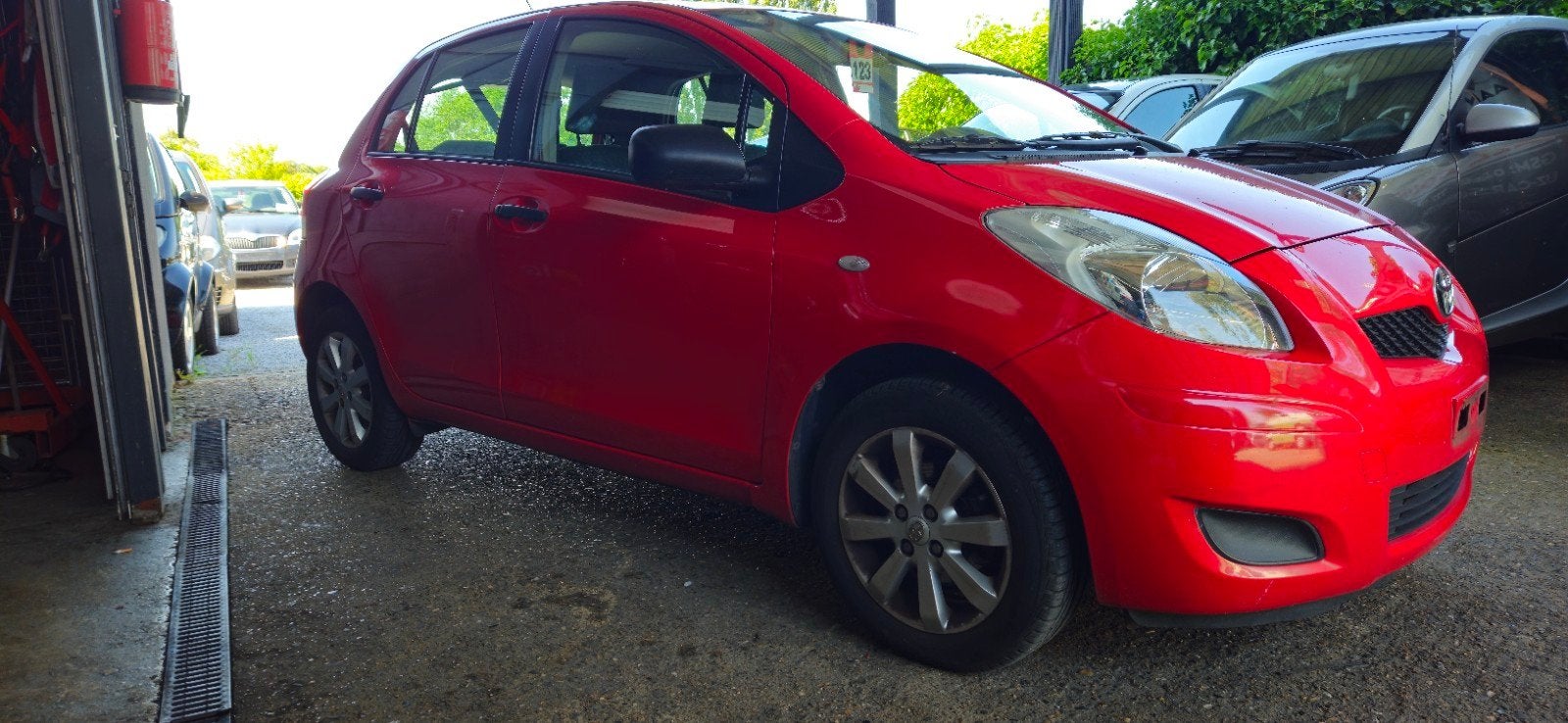 TOYOTA YARIS 1.0VVTI 1E EIGENAAR, Auto's, Toyota, Voorwielaandrijving, Stof, Zwart, Bedrijf